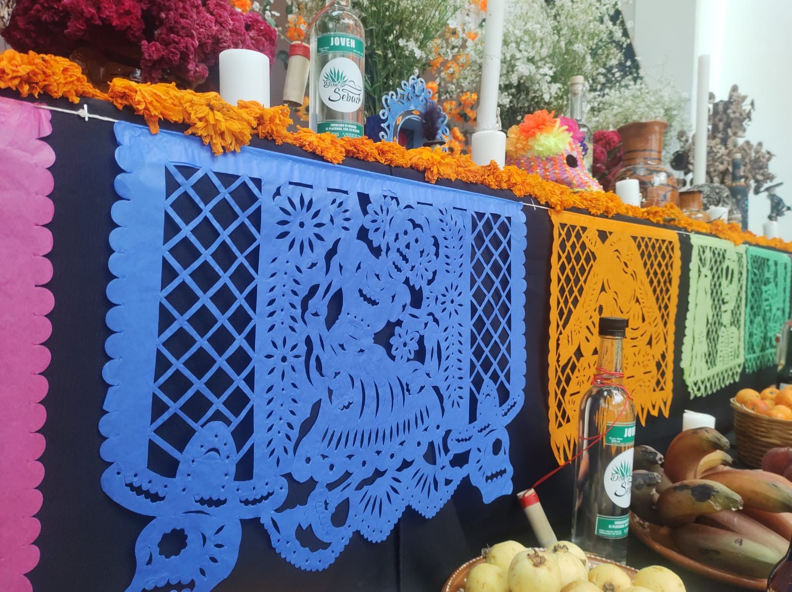 Elaboran manos mexiquenses papel picado para conmemorar el día de muertos