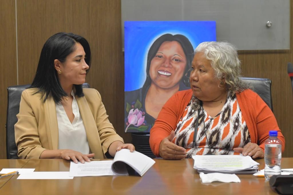 Recibe Karina Labastida iniciativa de Ley Mariana Lima Buendía