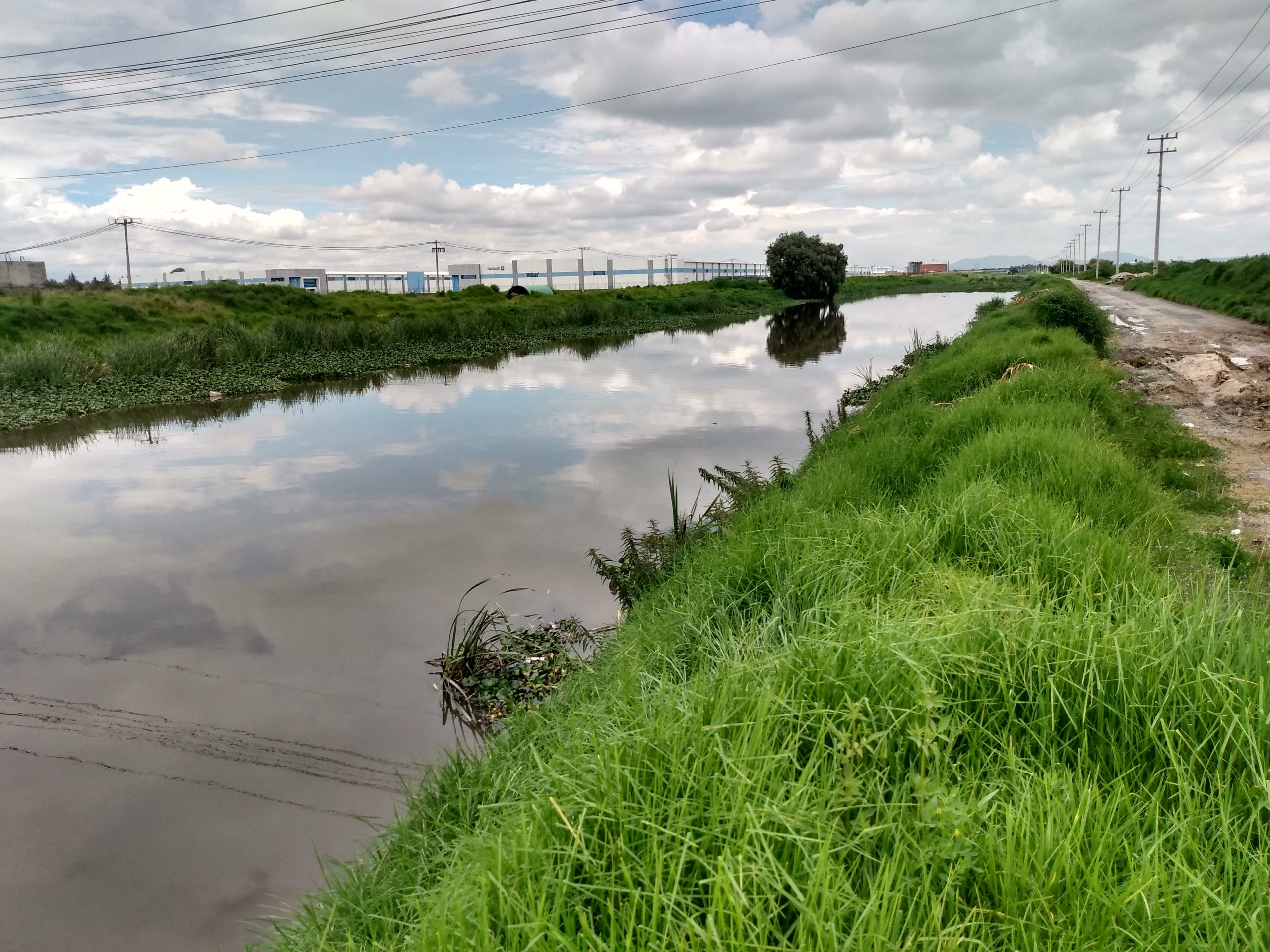 Lanzan cascarones de huevo para limpiar el Río Acalote en Capultitlán