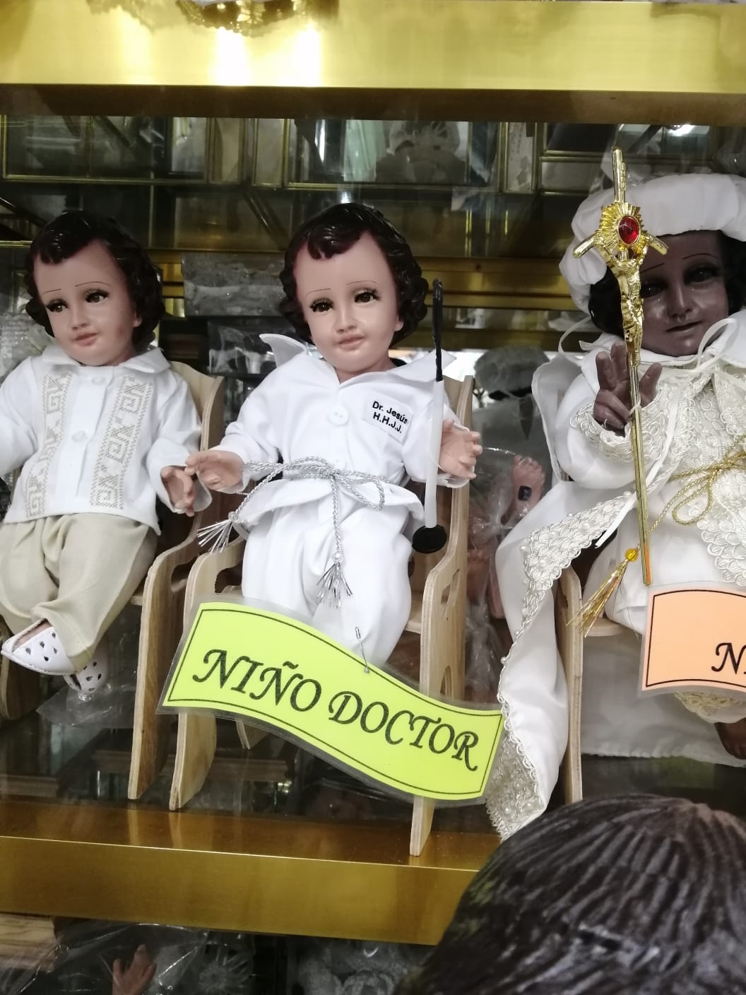Por pandemia, ponen de moda trajes del Niño Dios cirujano o de Niño Médico