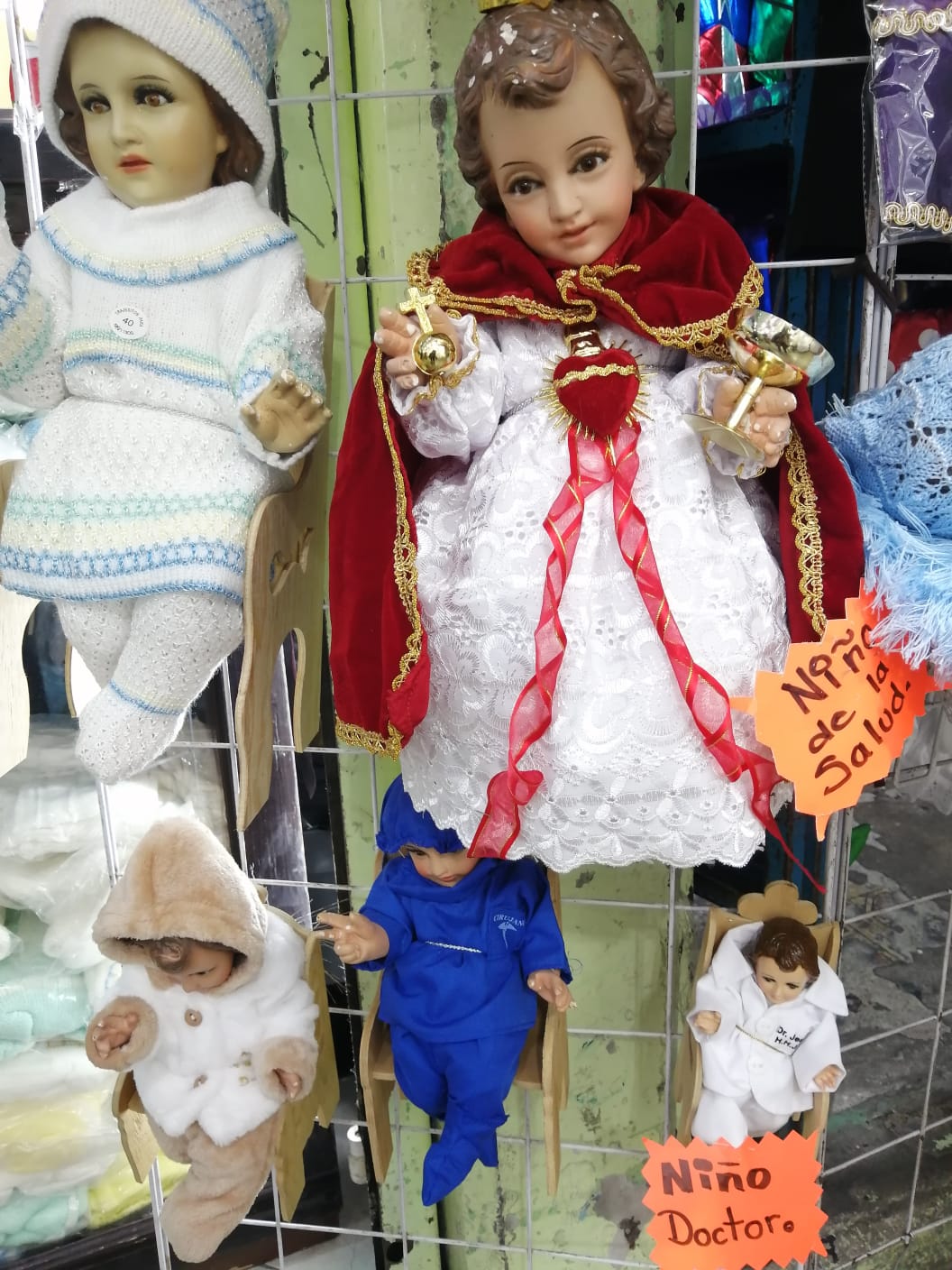 Por pandemia, ponen de moda trajes del Niño Dios cirujano o de Niño Médico