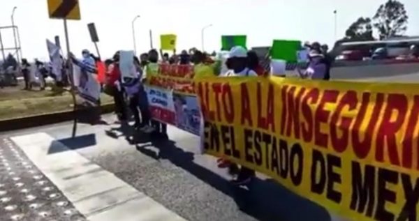 Manifestantes Bloquean La Carretera Toluca - Atlacomulco