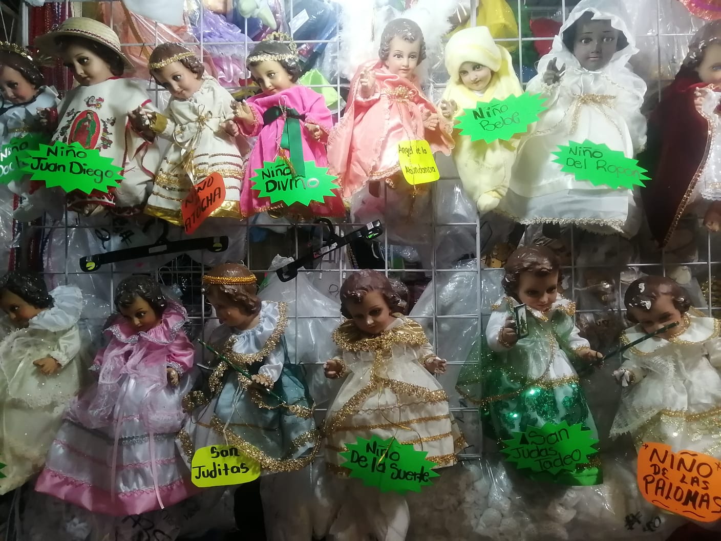 Con bajas ventas comerciantes de venta de ropa para el Niño Dios Con bajas ventas comerciantes de venta de ropa para el Niño Dios