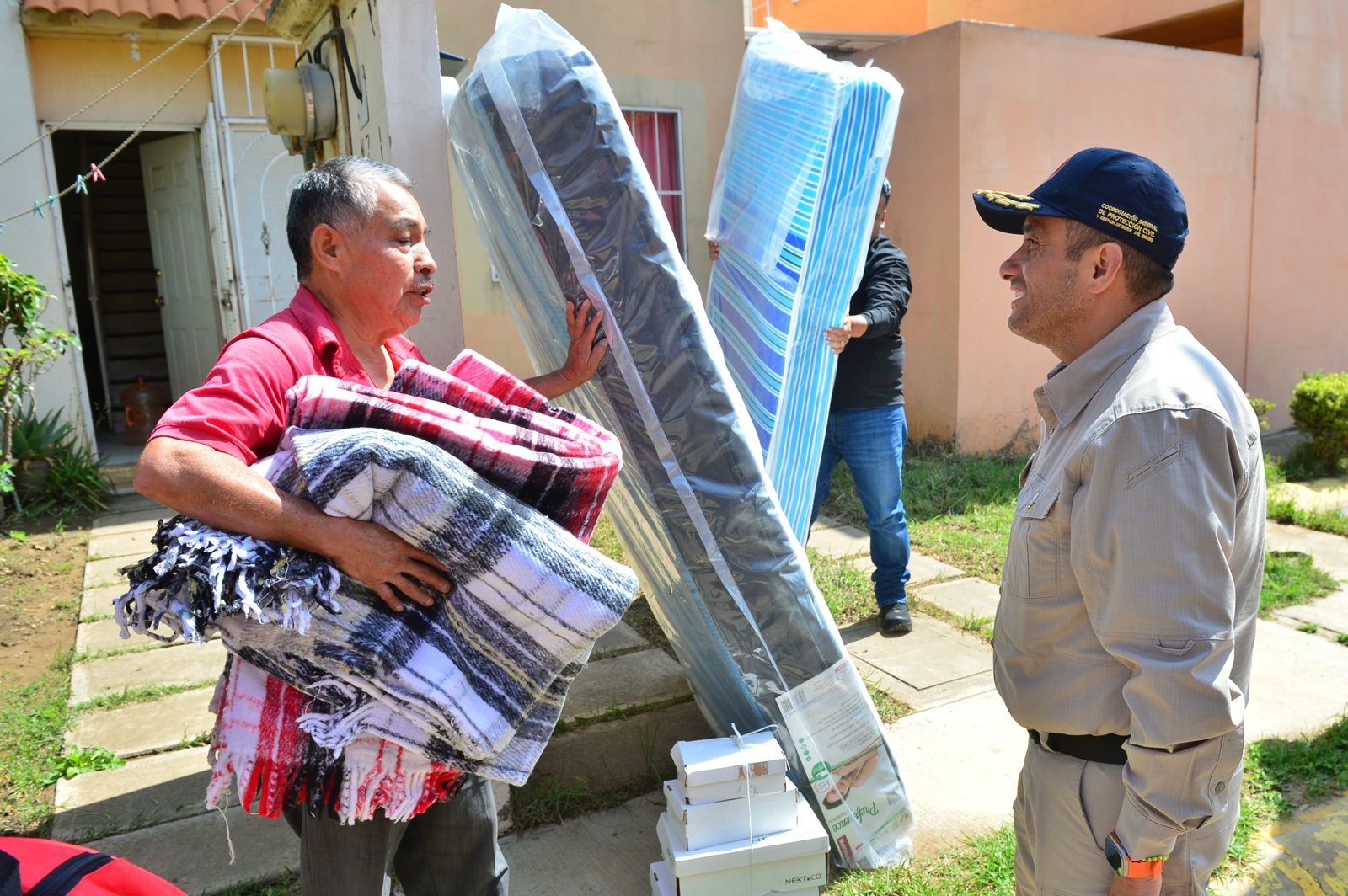 Gobierno del EdoMéx entrega apoyos a afectados por inundaciones en Chalco