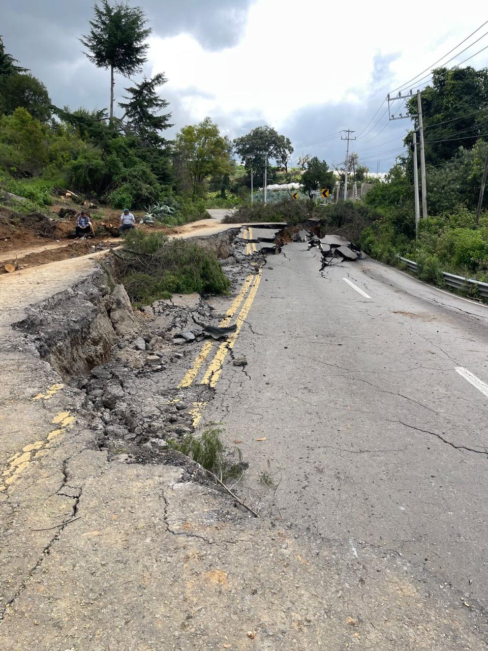 Pérdidas económicas en Tenancingo por hundimientos en la carretera Toluca