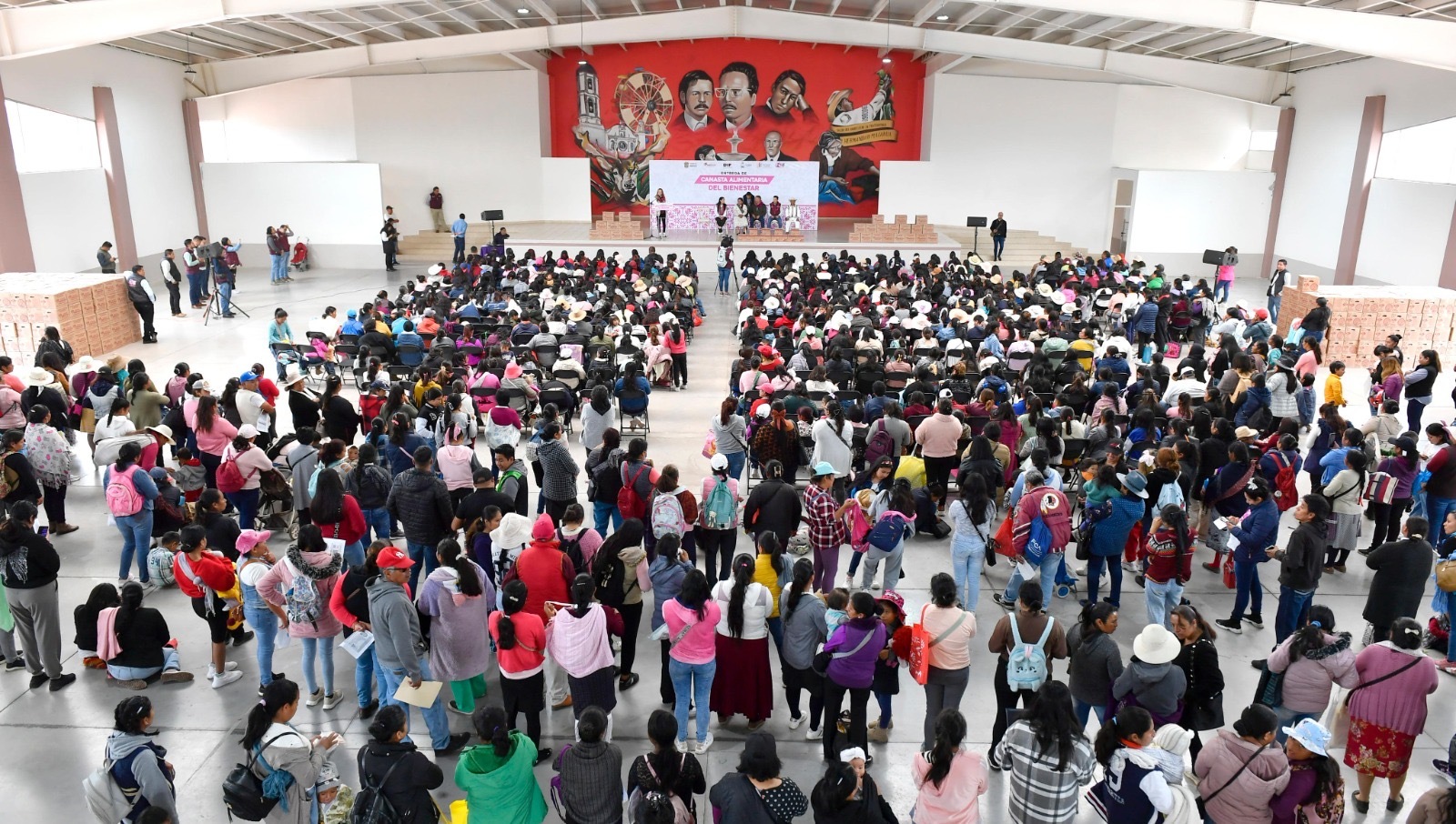 Entrega DIFEM canastas alimentarias en la región mazahua