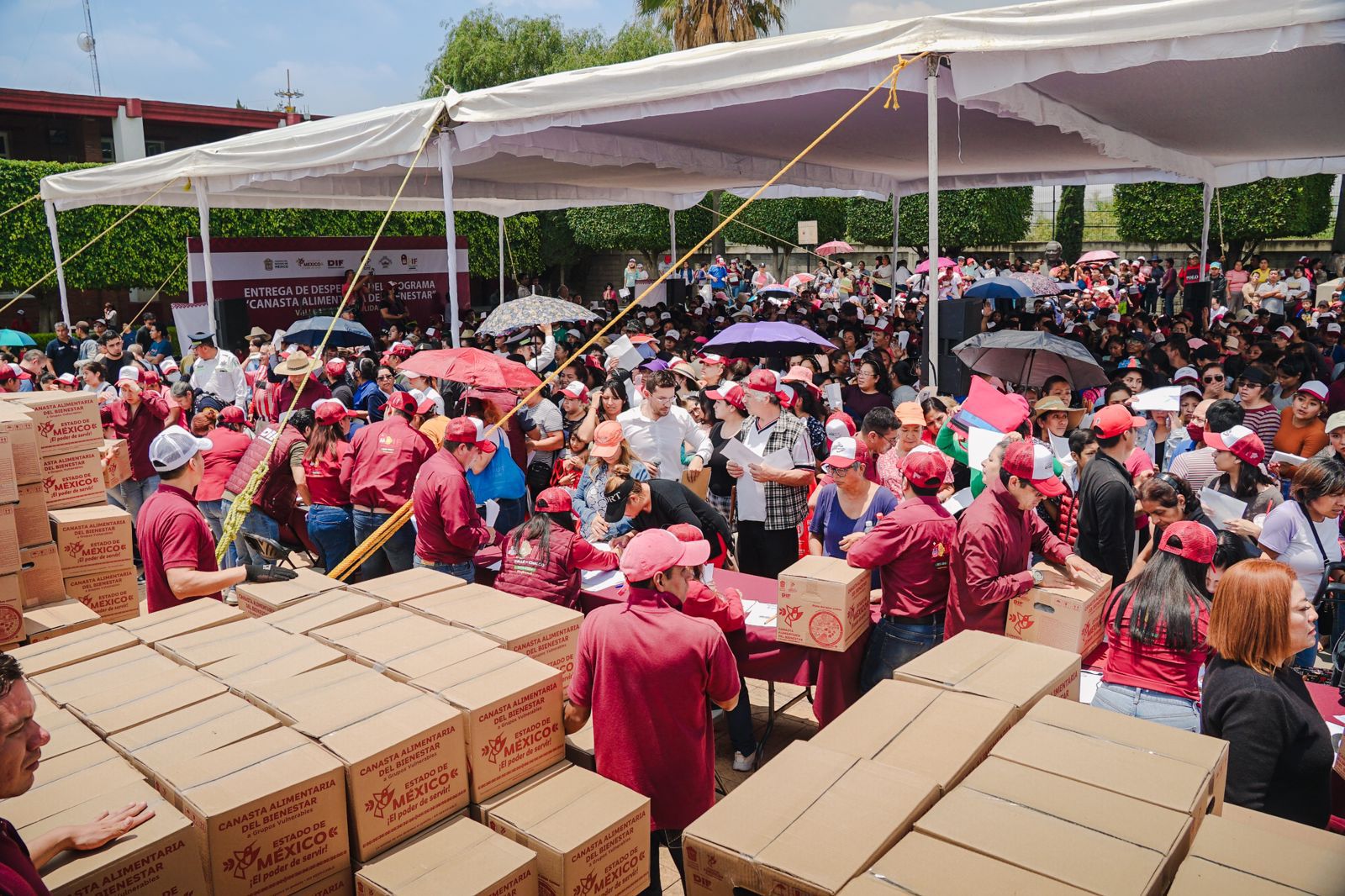 Entregan más de 3 mil canastas alimentarias en Valle de Chalco y Toluca