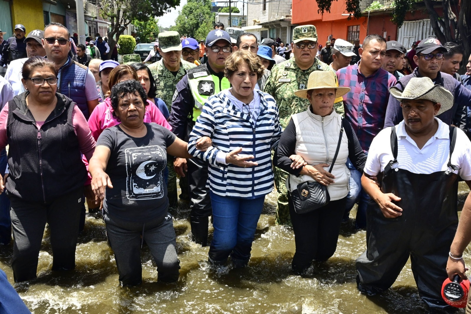 La gobernadora Delfina Gómez recorre calles de Chalco