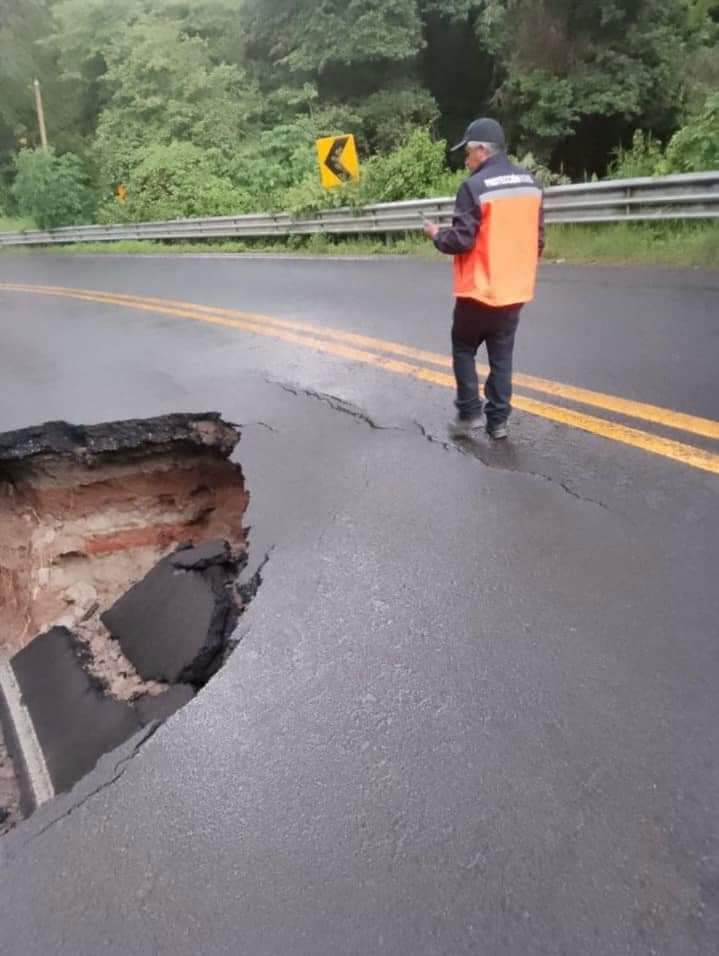 Ya se atiende el socavón de la carretera Ciudad Altamirano-Toluca