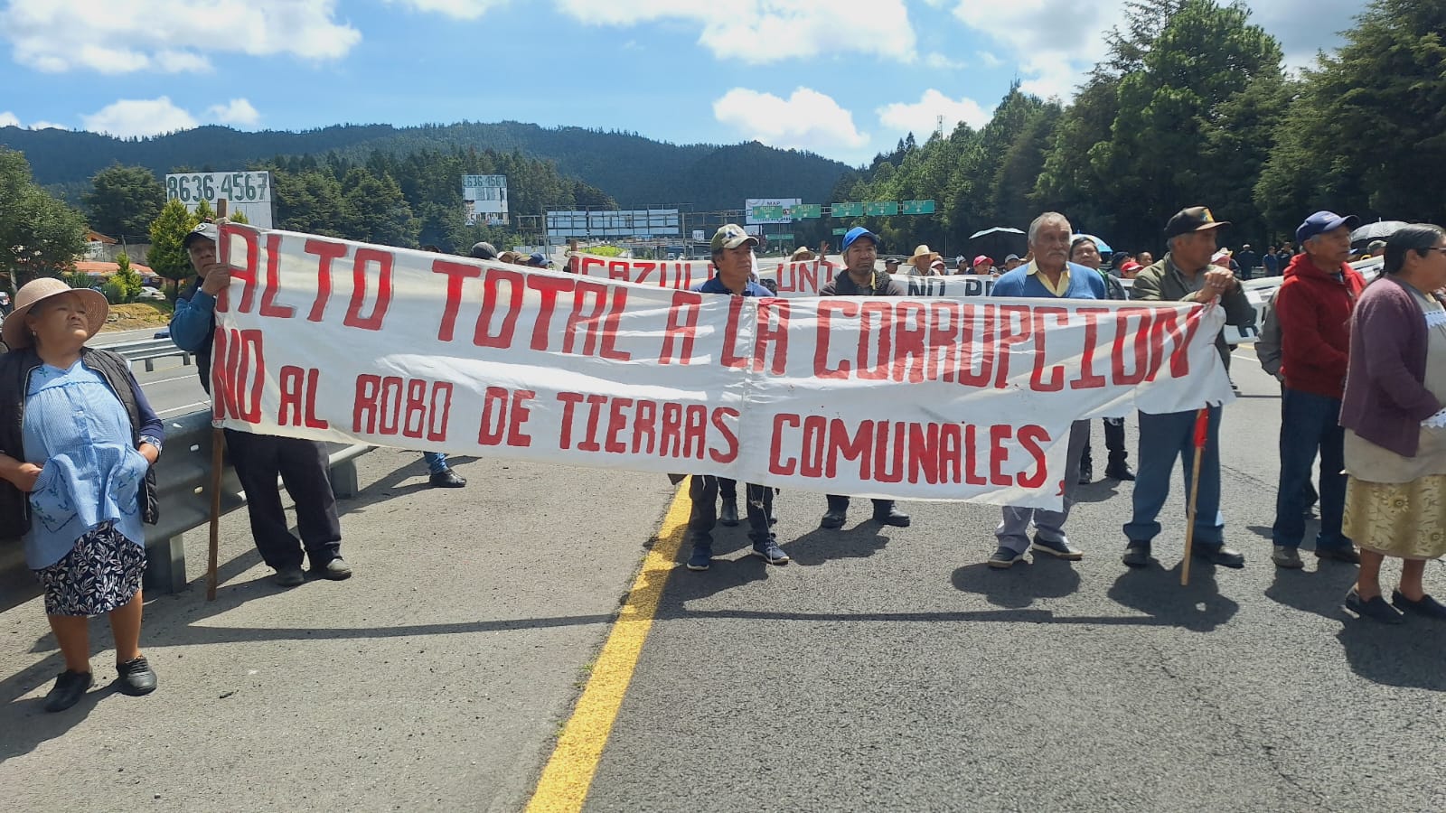 Comuneros bloquean la México-Toluca; denuncian falsedad de documentos de construcción del tren