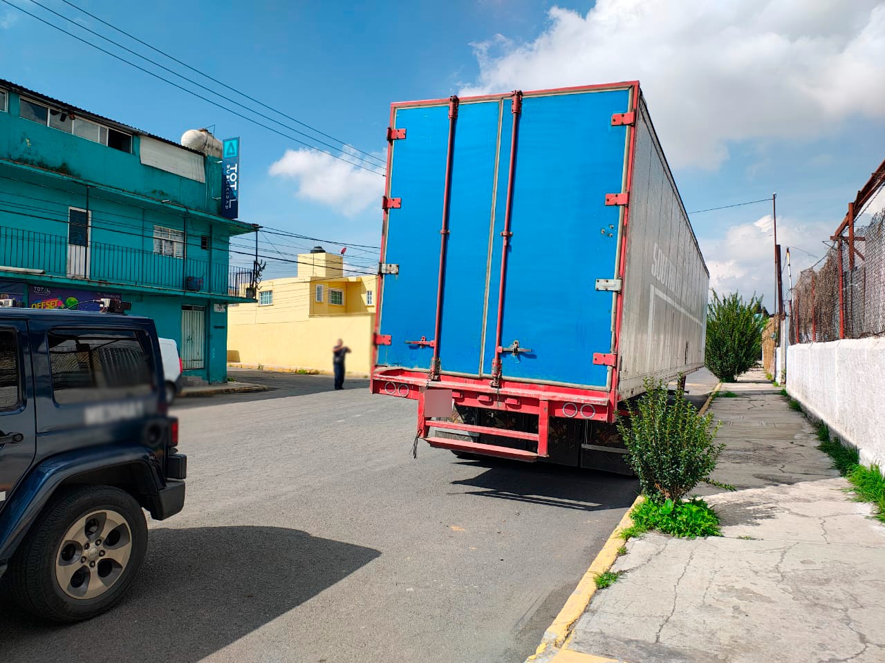 Recuperan caja seca con mercancías en Chalco