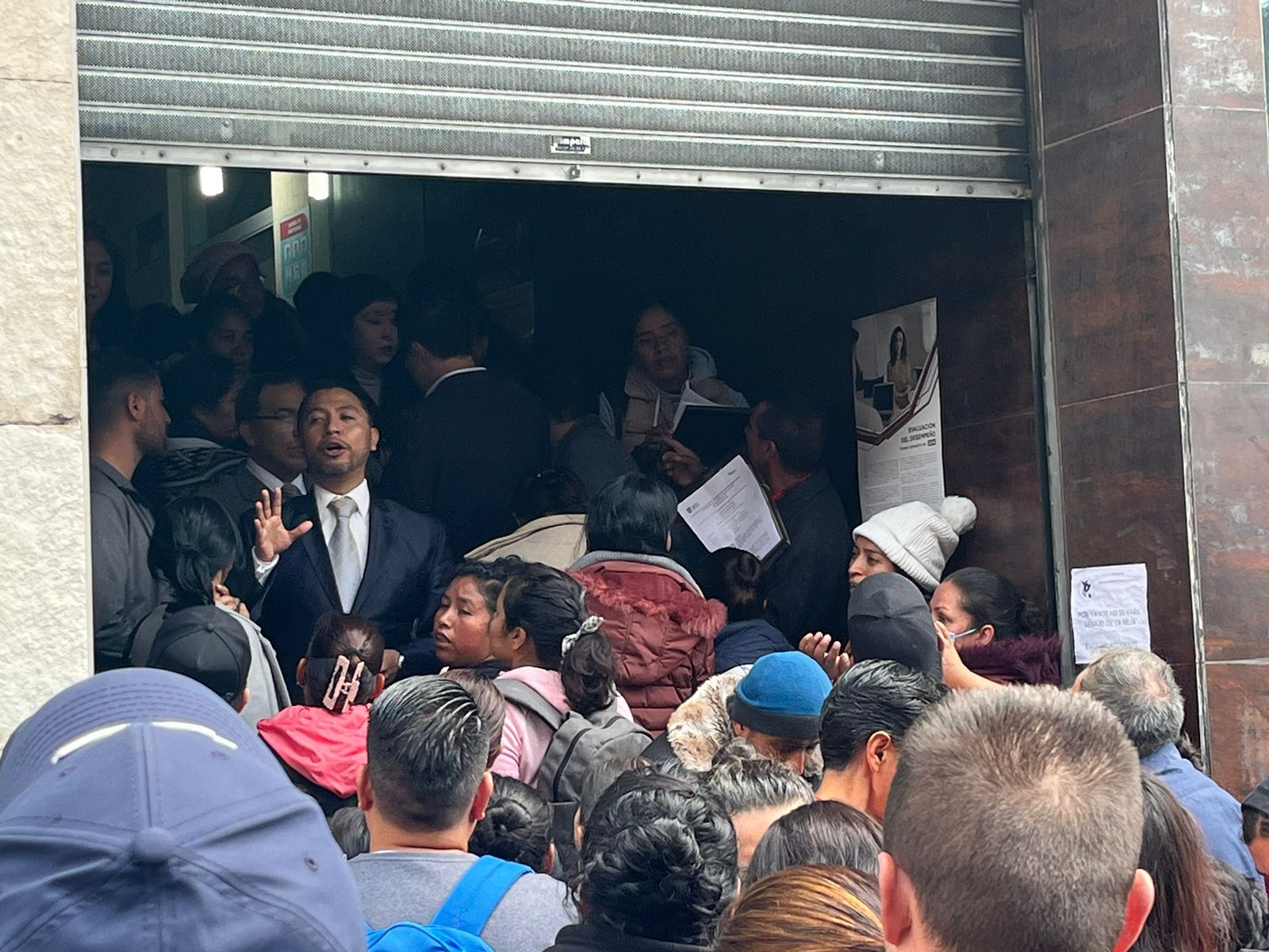 Padres de familia bloquean calles de Toluca para exigir cambio de escuelas tras mala ubicación del SAID