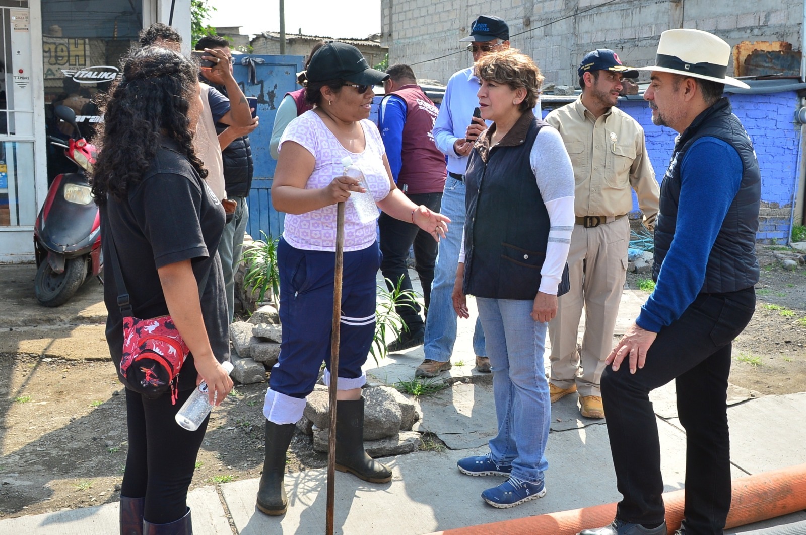 Supervisa Delfina Gómez labores de desazolve y limpieza en Chalco