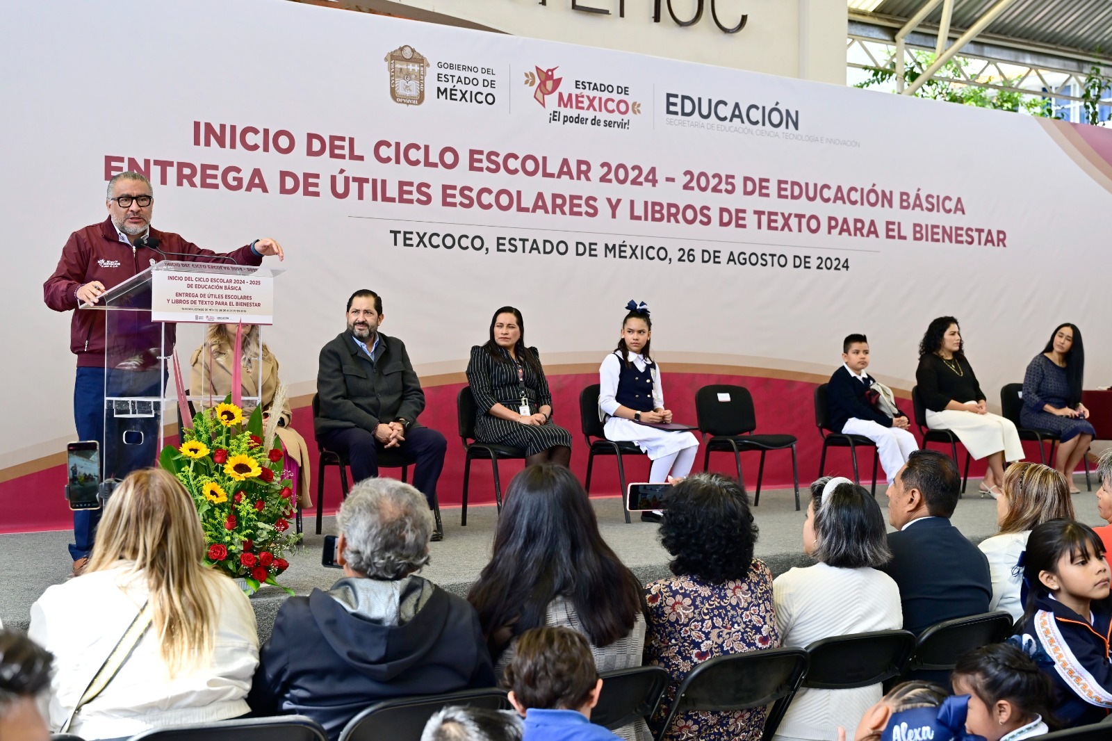 Horacio Duarte arranca ciclo escolar 2024-2025 en primaria de Texcoco; entrega útiles y libros de texto