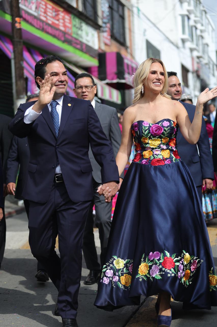 Romina Contreras y Enrique Vargas encabezan Desfile por el aniversario de la Independencia de México en Huixquilucan