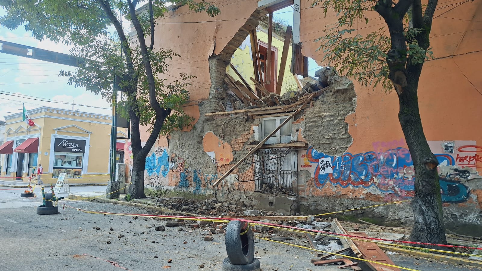 Colapsa barda de casa antigua en el Centro de Toluca