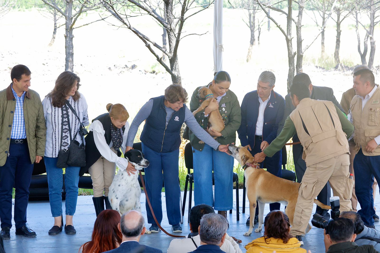 Coloca Delfina Gómez primera piedra del Centro Integral de Atención a Pequeñas Especies