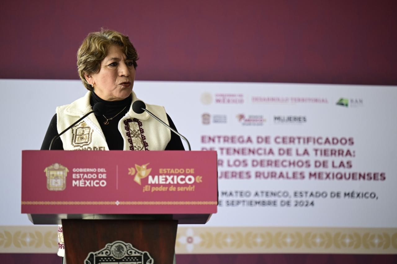 Entrega Delfina Gómez 600 certificados de tenencia de la tierra a mujeres rurales