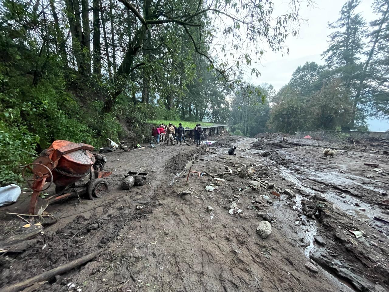 Realizan el 13° rescate en la zona afectada por el derrumbe de un cerro en Jilotzingo