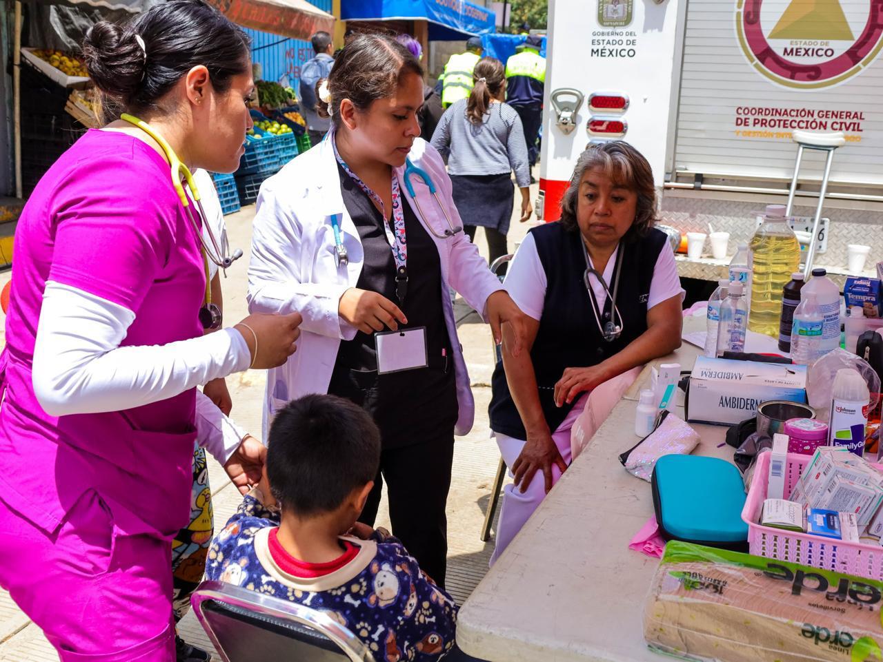 Envían personal médico y ambulancias tras desgajamiento de un cerro en Jilotzingo